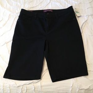 NWT! Gloria Vanderbilt Classic Black Jean Shorts!